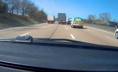 Rimorkioja shkëputet nga kamioni që lëvizte me shpejtësi në një autostradë në Angli, mrekullisht nuk lëndohet askush
