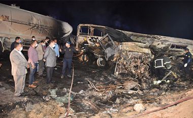 Njëzet të vdekur si pasojë e një përplasje autobus-kamion në Egjiptin jugor