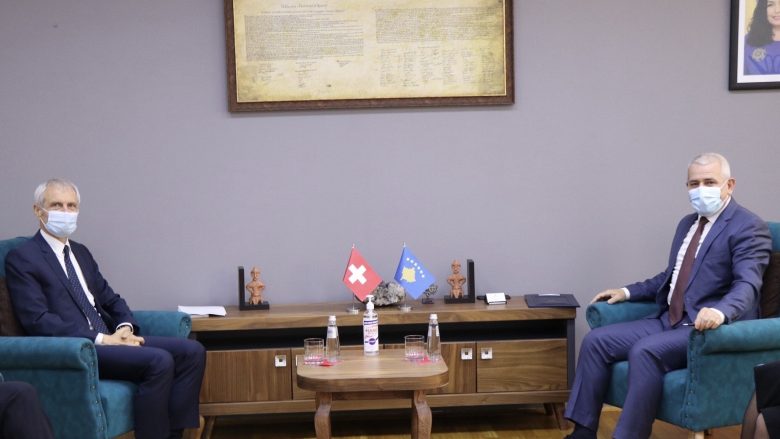 Sveçla dhe ambasadori zviceran flasin për forcimin e rendit dhe sigurisë