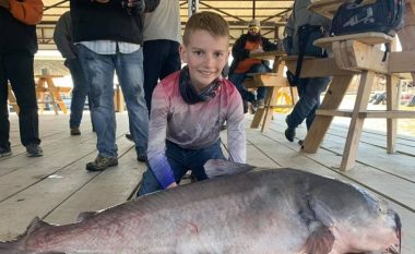 Djaloshi 12-vjeçar kapi një peshk që peshon pothuajse po aq sa ai