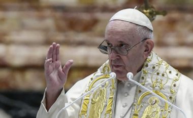 Papa udhëhoqi meshën e Pashkëve: Skandal midis pandemisë, shtetet po blejnë armë