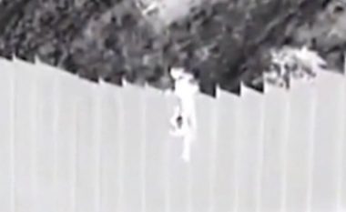 Publikohen pamjet: Momenti kur kontrabandistët “hedhin” dy fëmijë nga një mur rreth 4 metra i lartë, në kufirin me SHBA-në