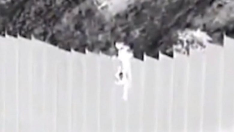 Publikohen pamjet: Momenti kur kontrabandistët “hedhin” dy fëmijë nga një mur rreth 4 metra i lartë, në kufirin me SHBA-në