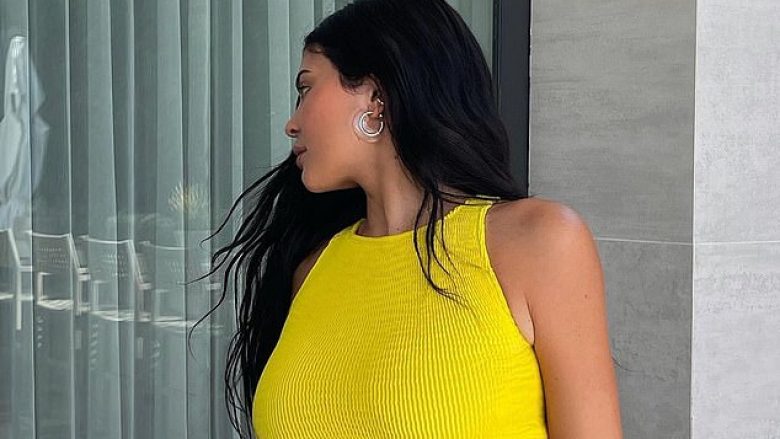 Kylie Jenner sërish shfaqet atraktive, mahnit me linjat e mrekullueshme trupore