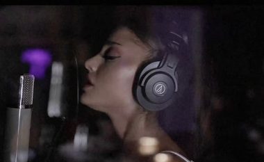 Ariana Grande tregon vokalin dhe aftësitë jashtëzakonshme në prodhimin e këngës “Positions”