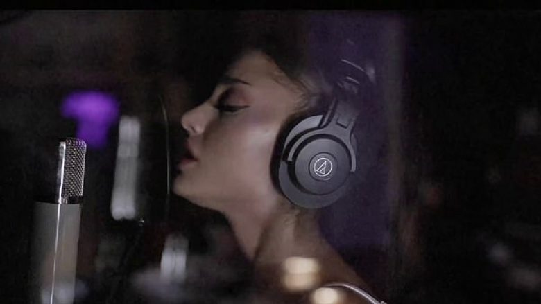 Ariana Grande tregon vokalin dhe aftësitë jashtëzakonshme në prodhimin e këngës “Positions”