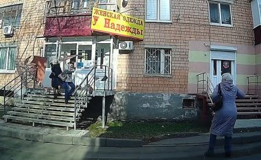 Në Rusi, gratë filluan të hynin në ndërtesë, dhe pastaj fasada e ballkonit u shemb