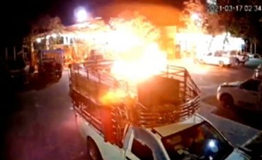 Burri i hidhëruar ‘i vë zjarrin makinës së ish-gruas së tij’ në Tajlandë, ndërsa ajo gjendet brenda me të dashurin e saj të ri