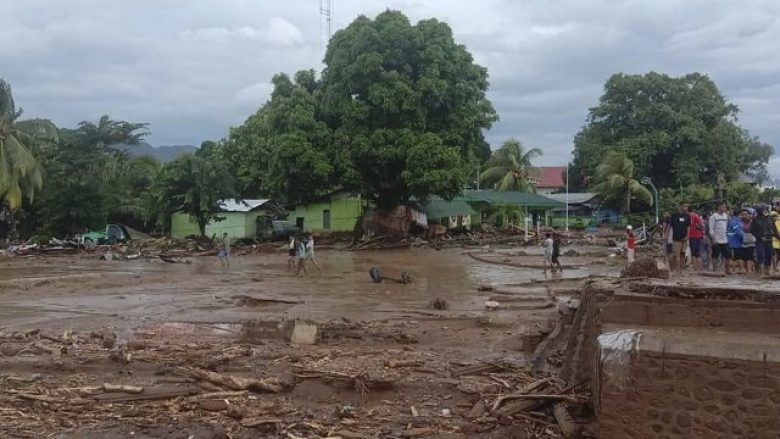 Përmbytjet dhe rrëshqitjet e tokës në Indonezi, vdesin të paktën 44 persona