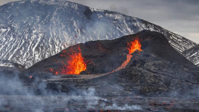 Vullkani i Islandës: Alpinistët evakuohen ndërsa llava del nga çarjet e reja – publikohen edhe pamjet