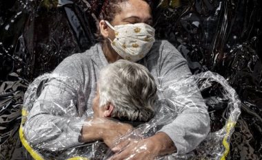 Përqafimi në kohë pandemie fiton çmimin e fotografisë për vitin 2021