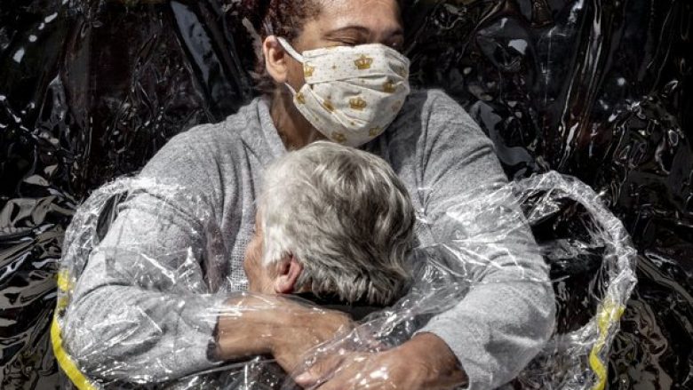 Përqafimi në kohë pandemie fiton çmimin e fotografisë për vitin 2021