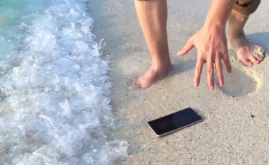 Telefoni juaj celular ra në ujë? Ekspertët thonë se kjo mund të ndihmojë (jo orizi)