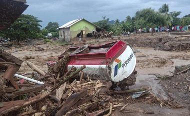Rreth 71 të vdekur pas përmbytjeve në Indonezi dhe në Timorin Lindor