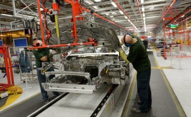 Jaguar Land Rover do të mbyll përkohësisht dy fabrikat kryesore të veturave