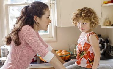 Kujdesi prindëror: A duhen kundërshtuar fëmijët? Si duhet ta drejtojmë xhelozinë e tyre?