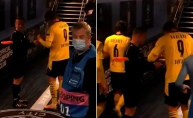 “Shtohen fansat e Haalandit” – Gjyqtari anësor i kërkoi autograf sulmuesit të Dortmundit pas ndeshjes ndaj Man Cityt