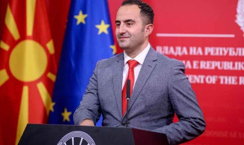 Shaqiri: Mungesa e librave për shkak të reformave në sistemin arsimor në Maqedoni