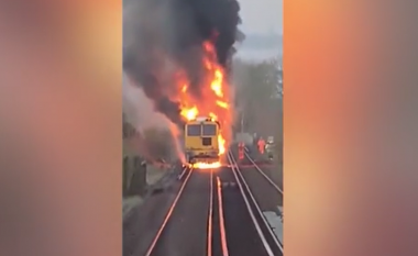 Përfshihet nga zjarri një tren mallrash në një qytet të Anglisë
