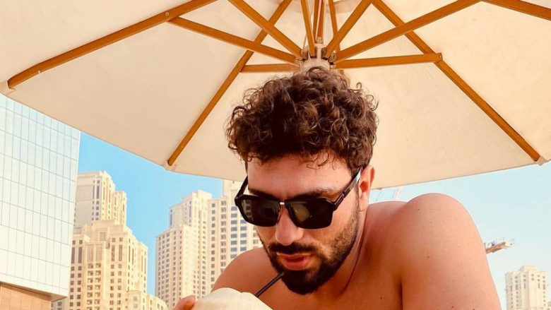 Ledri shpërndan fotografi nga plazhi në Dubai: Duke i pirë problemet