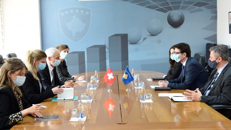 Ambasadori i Zvicrës në takim me Muratin, shpreh përkushtimin për rritjen e bashkëpunimit me Kosovën