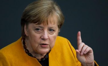 Angela Merkel merr vaksinën AstraZeneca