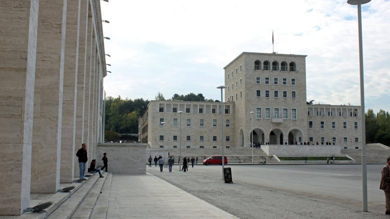 Sot hyjnë në fuqi masat e reja në Shqipëri, qarkullimi dhe aktiviteti i lokaleve deri në orën 22:00