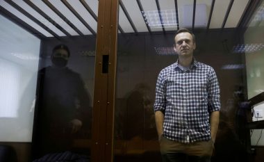 Navalny thotë se gardianët e burgut e kanë kërcënuar se do ta detyrojnë të hajë ushqim me forcë nëse nuk e braktis grevën