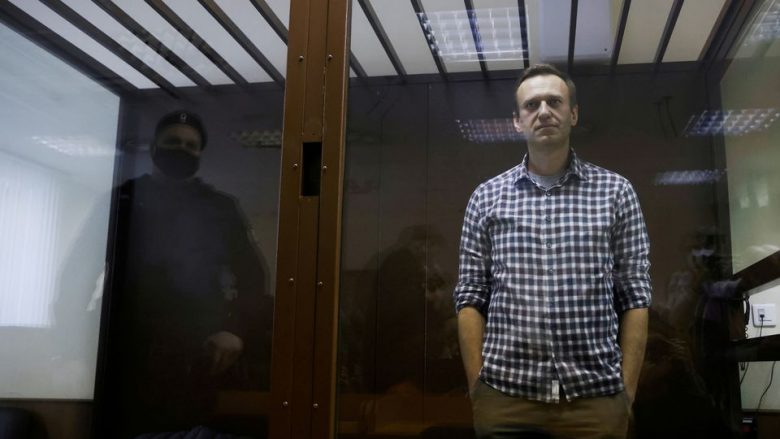 Navalny thotë se gardianët e burgut e kanë kërcënuar se do ta detyrojnë të hajë ushqim me forcë nëse nuk e braktis grevën