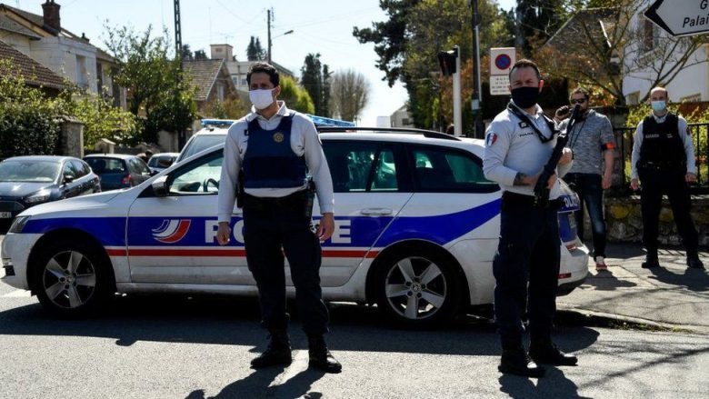 Sulm me thikë në një stacion policie në Francë – theret për vdekje një oficere