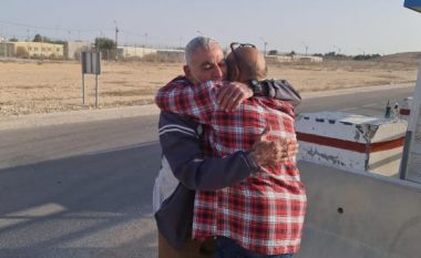 I lirë pas 35 vitesh: Momenti emocionues i daljes së palestinezit nga burgjet izraelite