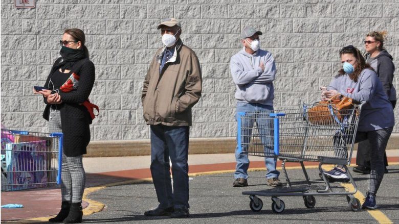 Amerikanët e vaksinuar plotësisht nuk do të kenë nevojë për maska në ambientet e jashtme,  sipas udhëzimit të CDC