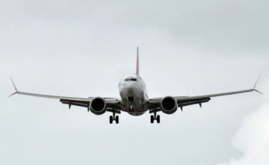 Fluturimi u anulua pasi një burrë hodhi monedha në motorin e aeroplanit – “për fat të mirë”