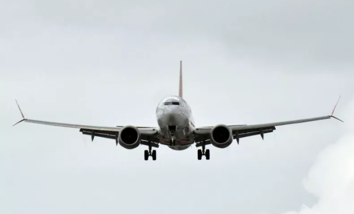 Fluturimi u anulua pasi një burrë hodhi monedha në motorin e aeroplanit – “për fat të mirë”