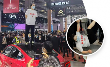 “Frenat kanë dështuar”: Shihni se çfarë bëri pronarja e zemëruar e ‘Tesla’ në Panairin e Makinave në Shanghai