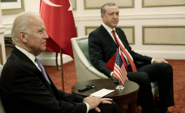 Biden njoftoi Erdoganin për një hap i cili mund të provokojë tensione të reja ndërmjet SHBA-së dhe Turqisë