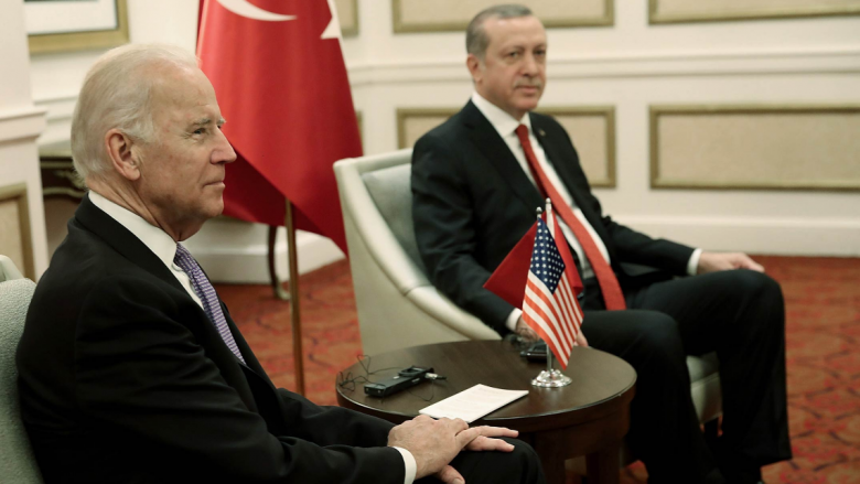 Biden njoftoi Erdoganin për një hap i cili mund të provokojë tensione të reja ndërmjet SHBA-së dhe Turqisë