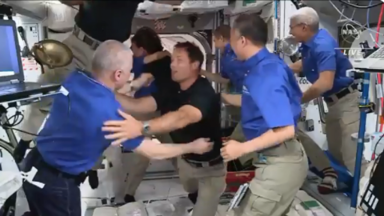 Katër astronautët kanë arritur në stacionin hapësinor – pamjet që tregojnë pritjen që iu bë nga kolegët e tyre atje