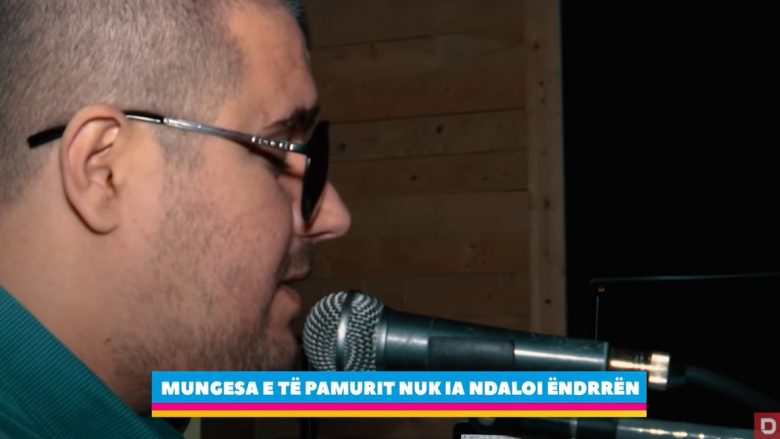 Mungesa e të pamurit nuk ia ndaloi ëndrrën për të kënduar