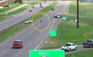 Një i armatosur nga Minesota drejton armën drejt një automjeti tjetër gjatë ndjekjes – para se të vritej nga policia