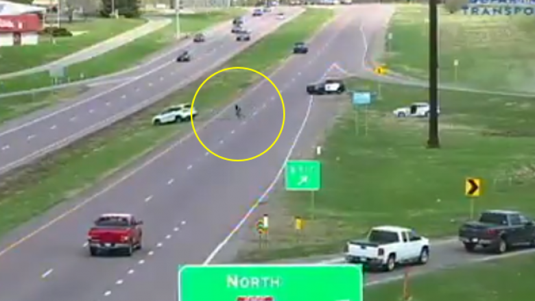 Një i armatosur nga Minesota drejton armën drejt një automjeti tjetër gjatë ndjekjes – para se të vritej nga policia