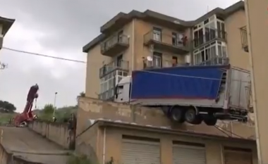 Shoferi i kamionit bëri një manovër të gabuar dhe përfundoi në çatinë e një garazhi në Itali