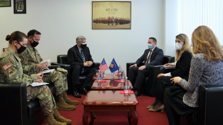 Kosnett dhe ministri Mehaj: Të intensifikohet bashkëpunimi në mes dy vendeve në fushën e sigurisë dhe mbrojtjes