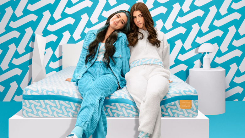 Yjet e TikTokut – Charli dhe Dixie D’Amelio lansojnë një dyshek me dizajn të veçantë