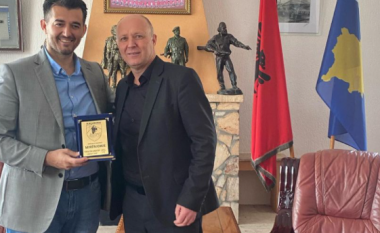 Labinot Tahiri nderohet me mirënjohje nga kryetari i Kaçanikut