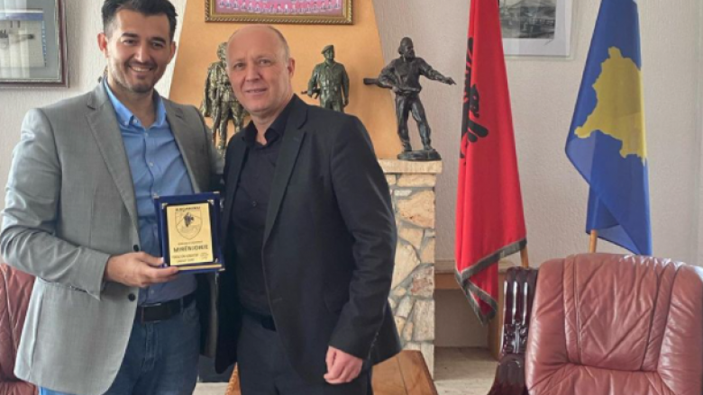 Labinot Tahiri nderohet me mirënjohje nga kryetari i Kaçanikut
