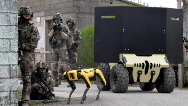 Ushtria Franceze teston qen robot për operacione luftarake