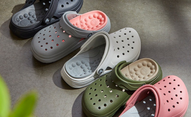 Sandalet ‘Crocs’ shënojnë shitje rekorde pas popullaritetit gjatë pandemisë COVID-19