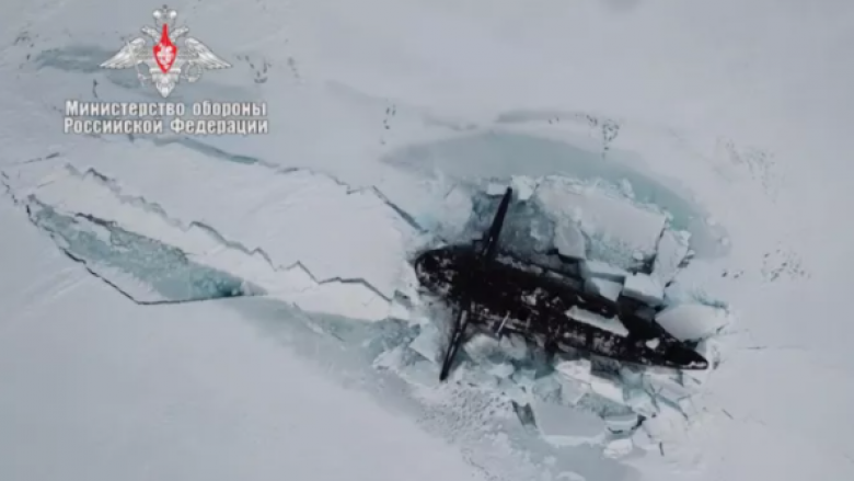 Tre nëndetëse bërthamore ruse godasin njëkohësisht akullin e Arktikut