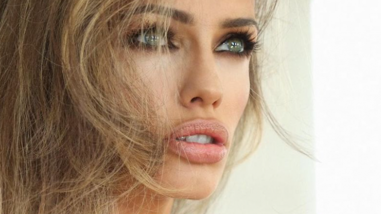 Shfaqet pas një kohe në rrjetet sociale, modelja Zana Krasniqi merr vëmendje me pozat atraktive